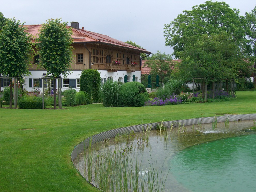 This is an example of a country garden in Munich.