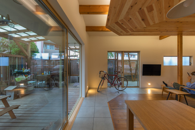 テラスインテラスの家-リノベーション- moderne-japonais-salon
