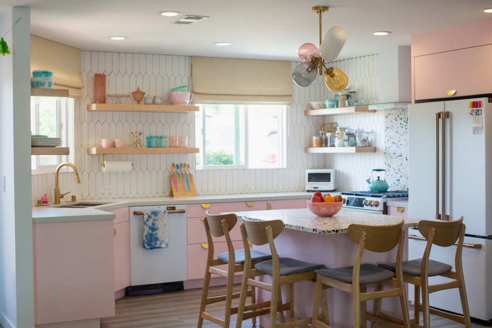Источник вдохновения для домашнего уюта: п-образная кухня-гостиная в стиле неоклассика (современная классика) с двойной мойкой, плоскими фасадами, розовыми фасадами, столешницей из кварцевого агломерата, оранжевым фартуком, паркетным полом среднего тона, островом, коричневым полом и разноцветной столешницей