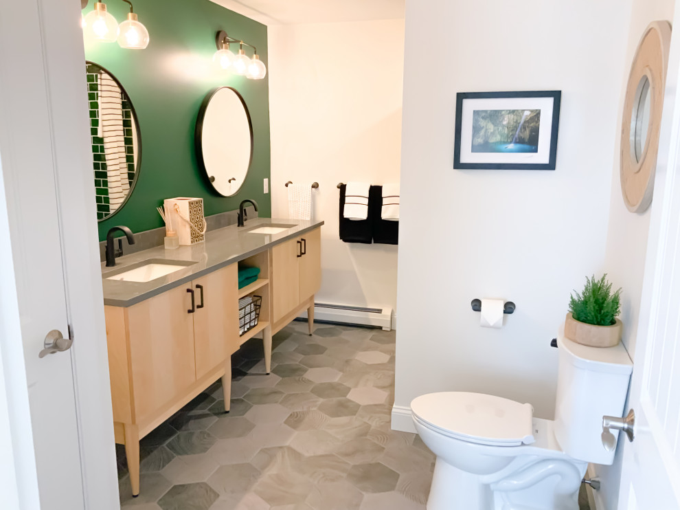 Cette image montre une salle de bain traditionnelle en bois clair de taille moyenne pour enfant avec un placard à porte plane, une baignoire en alcôve, un combiné douche/baignoire, WC séparés, un mur vert, un sol en carrelage de porcelaine, un lavabo encastré, un plan de toilette en quartz, un sol gris, une cabine de douche avec un rideau, un plan de toilette gris, meuble double vasque et meuble-lavabo sur pied.