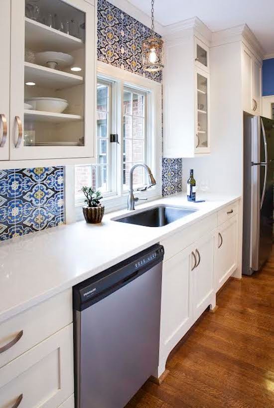Photo of a mid-sized mediterranean u-shaped eat-in kitchen in Charlotte with an undermount sink, shaker cabinets, white cabinets, quartzite benchtops, blue splashback, stainless steel appliances, light hardwood floors and with island.