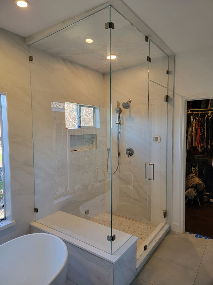 Idee per una grande stanza da bagno tradizionale con doccia ad angolo e porta doccia a battente