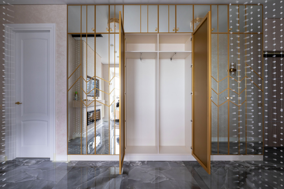 Зеркальный шкаф с распашными дверьми