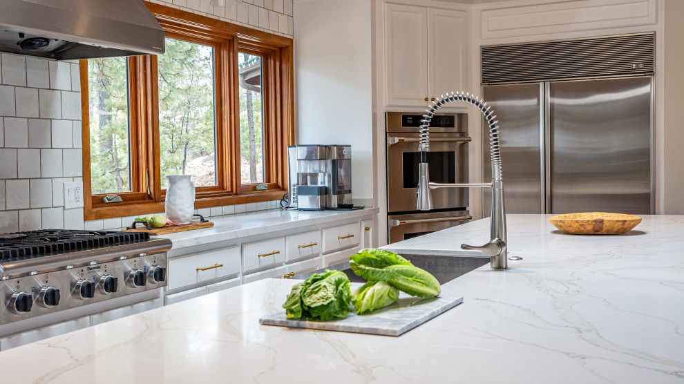 Example of a transitional kitchen design in Phoenix