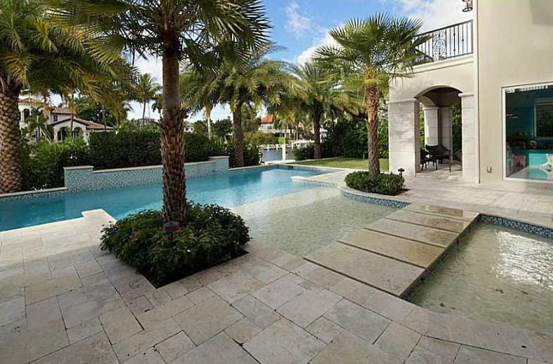 Example of a transitional home design design in Miami