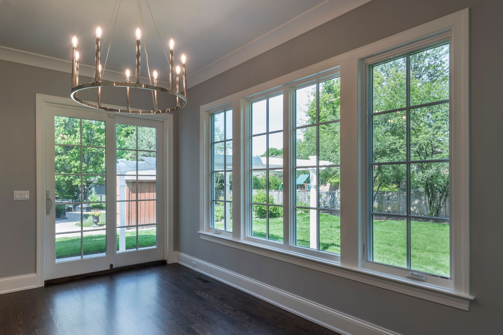 Example of a transitional home design design in Chicago