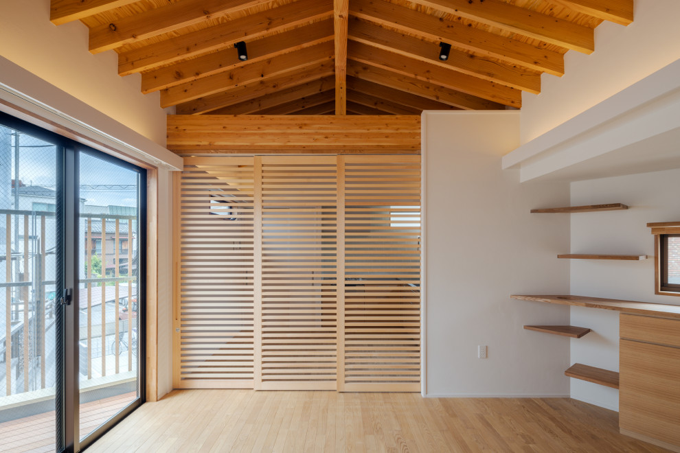Idéer för ett mellanstort minimalistiskt allrum med öppen planlösning, med ett finrum, vita väggar, mellanmörkt trägolv, en fristående TV och beiget golv
