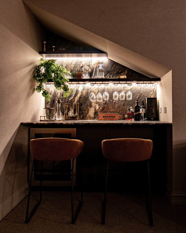 Immagine di un angolo bar tradizionale con top in granito, moquette, pavimento grigio e top multicolore