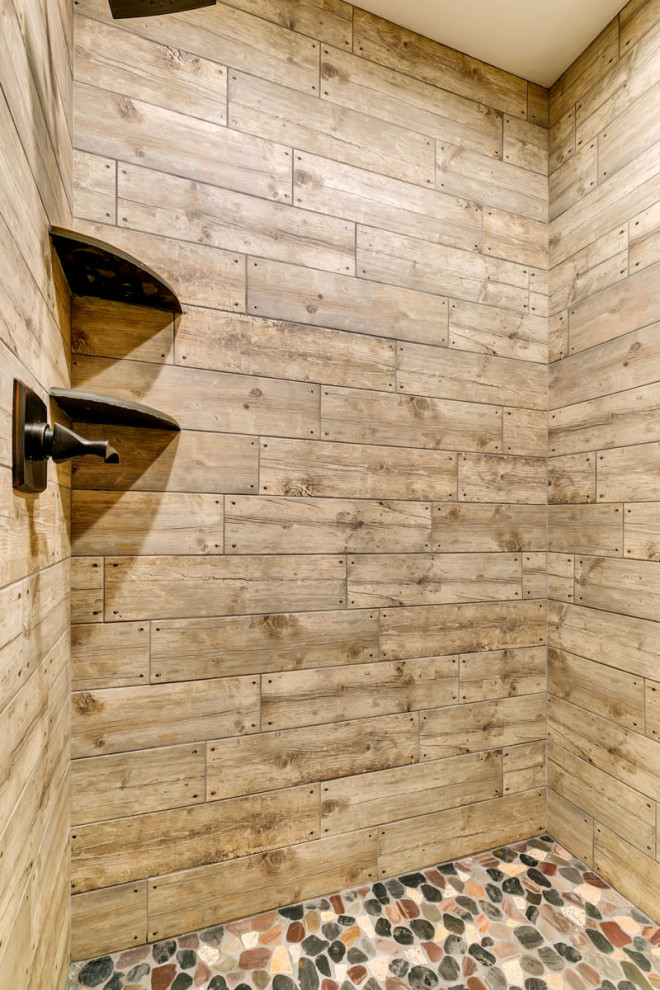Idéer för rustika vitt badrum med dusch, med skåp i shakerstil, skåp i mellenmörkt trä, en hörndusch, beige kakel, betonggolv, ett nedsänkt handfat, granitbänkskiva, beiget golv och dusch med gångjärnsdörr