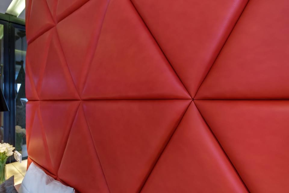 Изголовье кровати в мягких ярких панелях. Проект "Квартирного вопроса" на НТВ