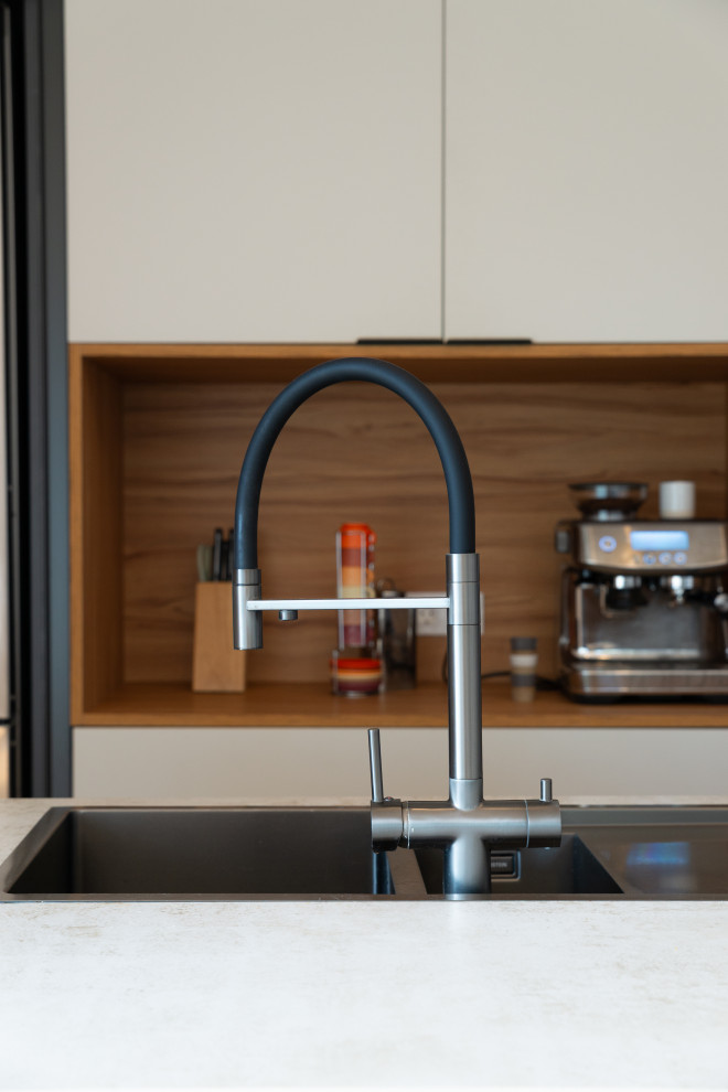 Imagen de comedor de cocina costero grande con paredes blancas, suelo de baldosas de cerámica, estufa de leña y suelo multicolor