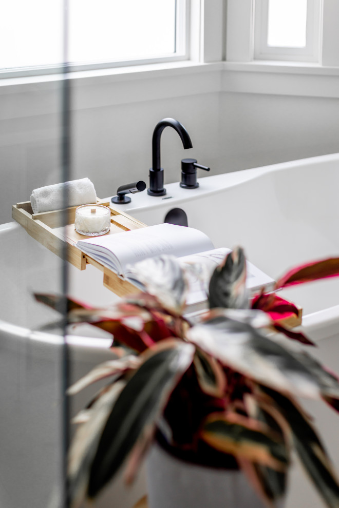 Свежая идея для дизайна: главная ванная комната среднего размера в стиле неоклассика (современная классика) с фасадами в стиле шейкер, серыми фасадами, отдельно стоящей ванной, угловым душем, унитазом-моноблоком, разноцветной плиткой, керамической плиткой, белыми стенами, полом из керамической плитки, врезной раковиной, столешницей из искусственного кварца, разноцветным полом, душем с распашными дверями, разноцветной столешницей, сиденьем для душа, тумбой под две раковины, встроенной тумбой и панелями на стенах - отличное фото интерьера