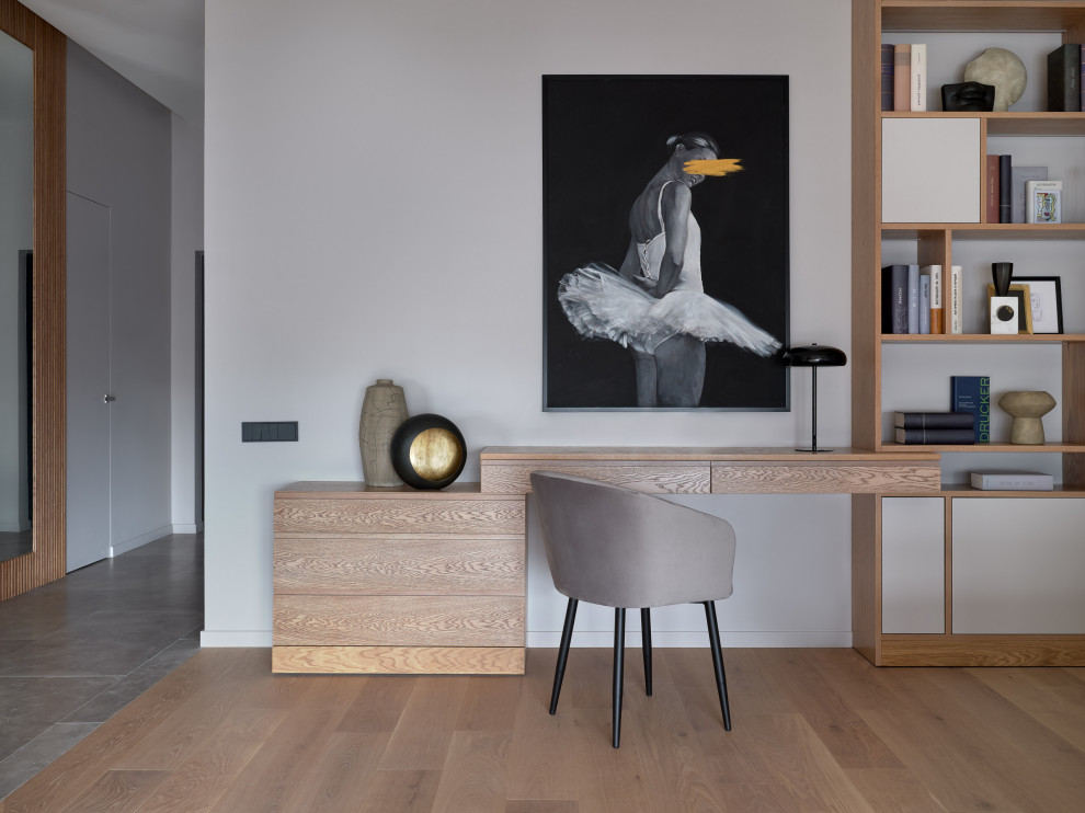 Монохром с деревянными акцентами в двухкомнатной квартире 60 м2