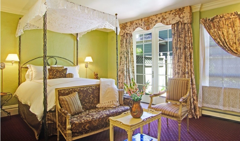 This is an example of a mid-sized traditional guest bedroom in San Francisco with green walls, carpet and no fireplace.