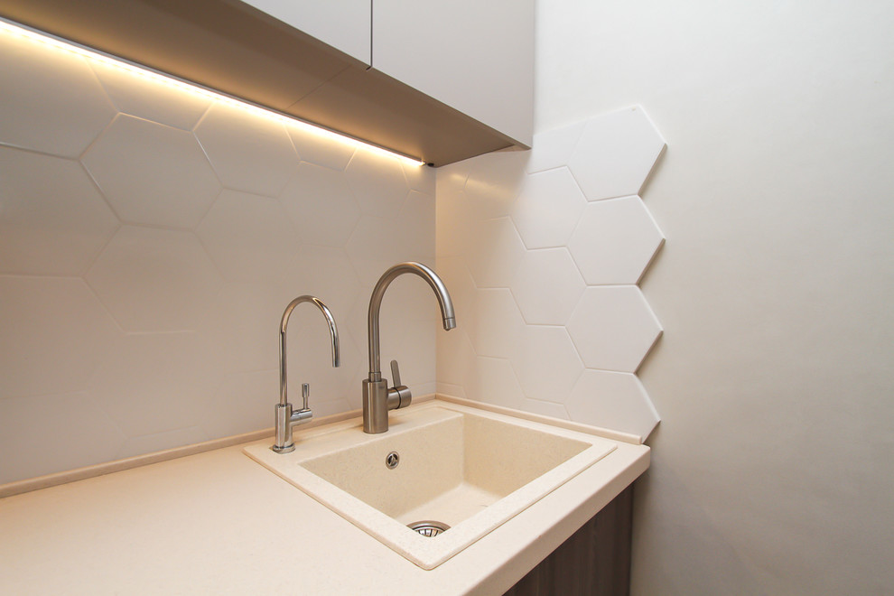 Квартира в современном стиле с яркими цветовыми акцентами.