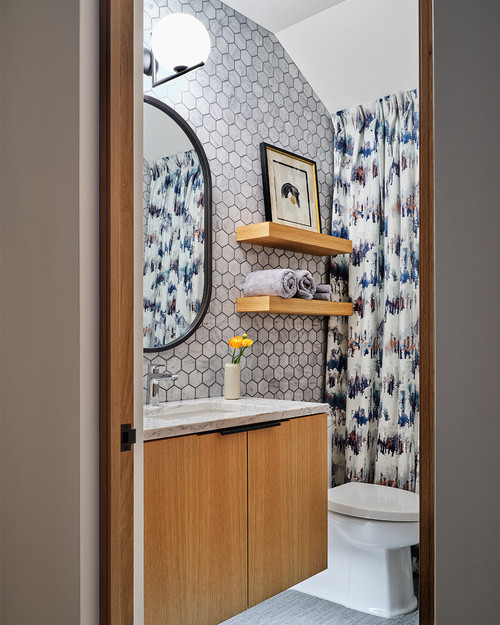 Exemple d'une salle de bain avec un placard à porte plane, un carrelage gris, un carrelage métro, un plan de toilette en marbre et meuble simple vasque.