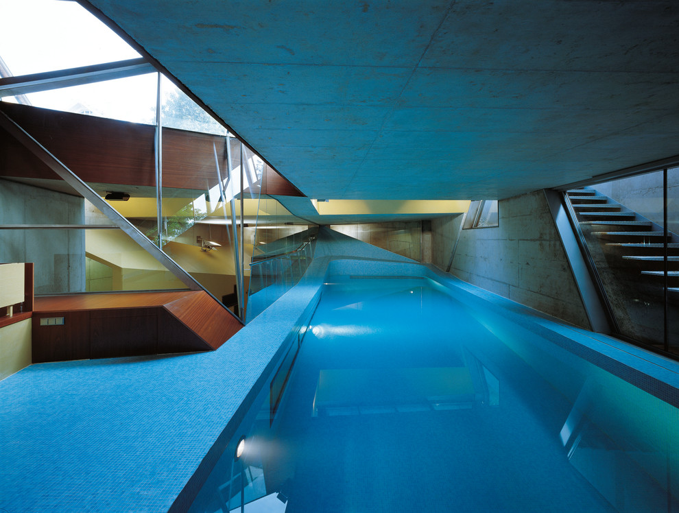 Modernes Poolhaus hinter dem Haus in rechteckiger Form in Sonstige