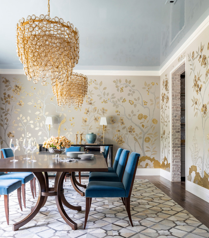 Esempio di una sala da pranzo aperta verso il soggiorno classica con pareti beige, parquet scuro, carta da parati, nessun camino e pavimento marrone