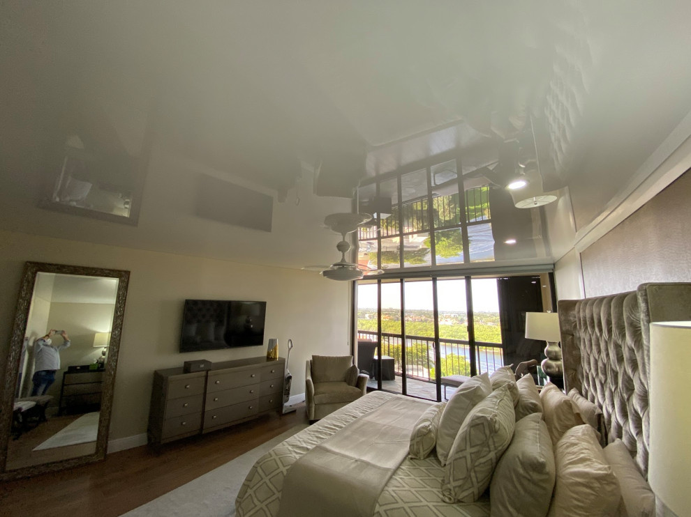 Mittelgroßes Klassisches Hauptschlafzimmer mit beiger Wandfarbe, hellem Holzboden, beigem Boden und Tapetendecke in Miami
