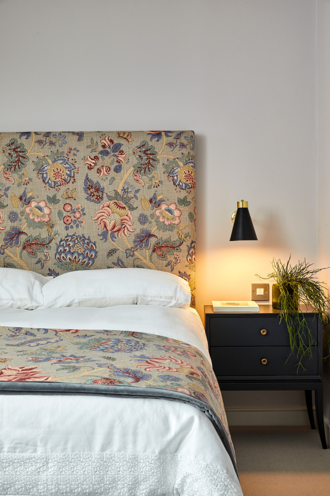 Идея дизайна: гостевая спальня среднего размера, (комната для гостей) в стиле неоклассика (современная классика) с фиолетовыми стенами, ковровым покрытием и серым полом