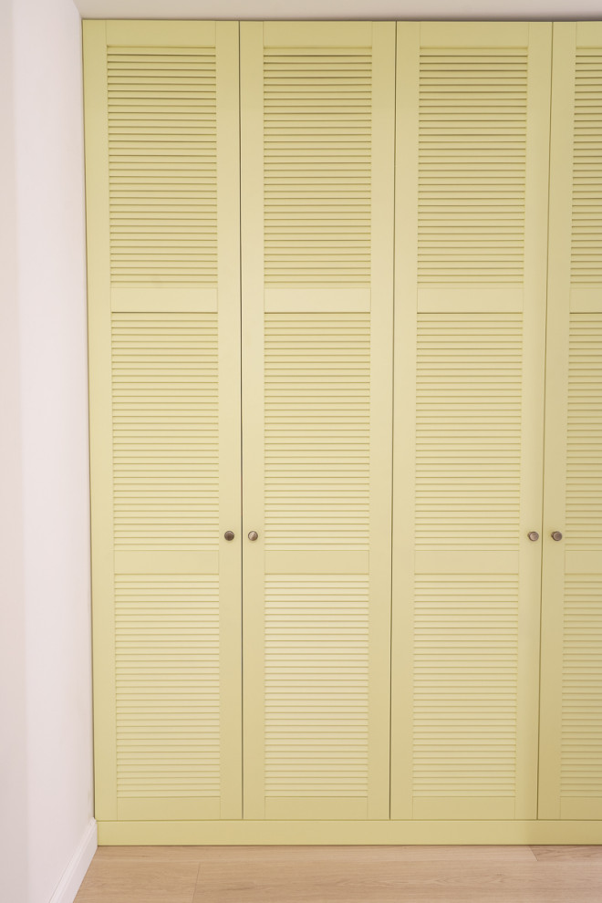 Голубая кухня, жалюзийный шкаф, полки и мебель в ванную с натуральным шпоном дуб