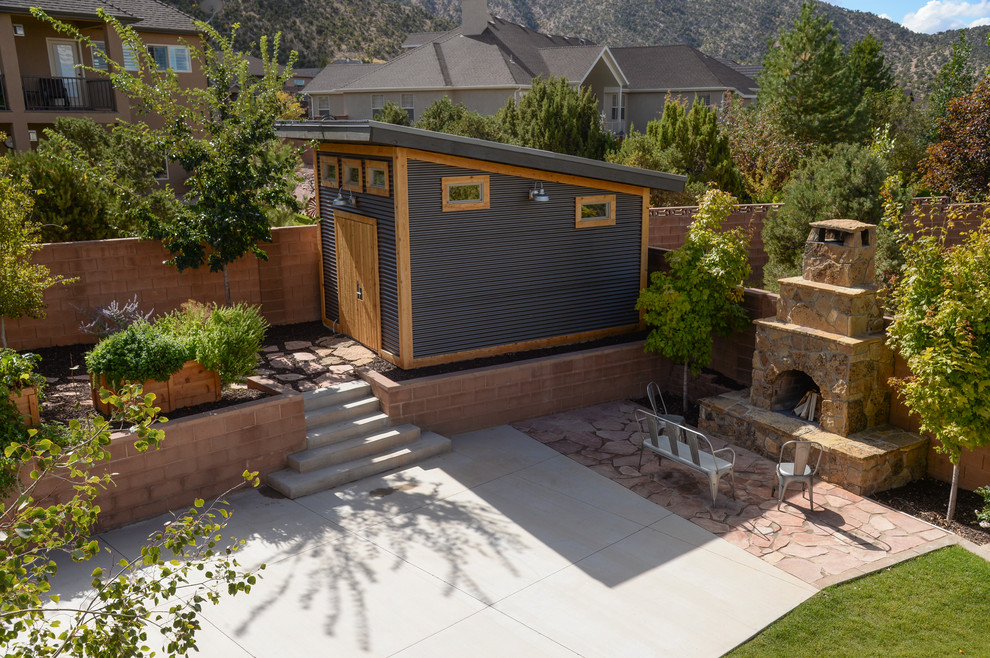 Design ideas for a mid-sized transitional detached garden shed in Orange County.