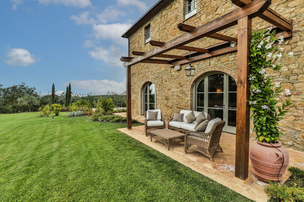 Ispirazione per giardino formale in autunno With pacciame and recinzione in metallo
