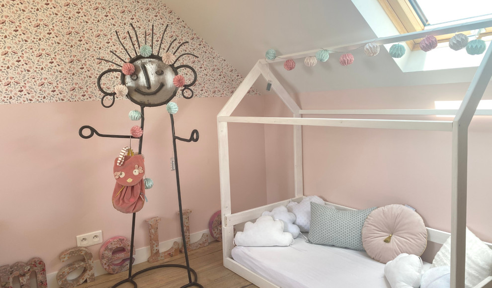 Ispirazione per una cameretta per bambini da 4 a 10 anni minimalista di medie dimensioni con pareti rosa, parquet chiaro, pavimento beige, travi a vista e carta da parati