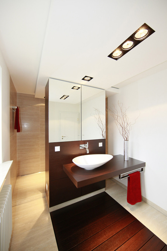 Badezimmer With Steinfliesen, weißer Wandfarbe, Aufsatzwaschbecken, Waschtisch aus Holz and offener Dusche in Nuremberg