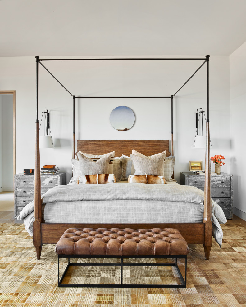 На фото: хозяйская спальня среднего размера в стиле рустика с белыми стенами, светлым паркетным полом и коричневым полом с