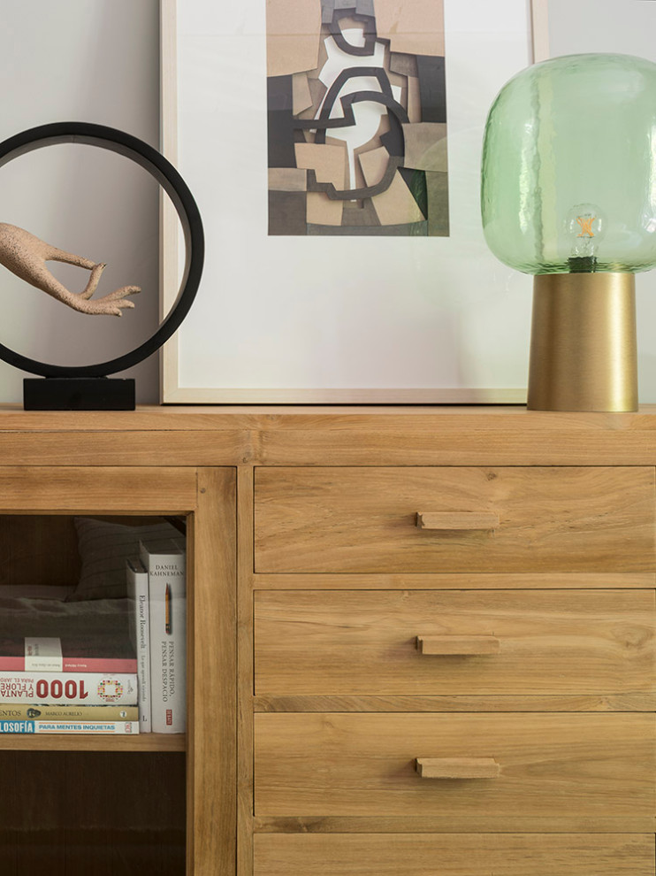 Ejemplo de dormitorio principal romántico de tamaño medio con paredes beige, suelo de madera en tonos medios y suelo marrón