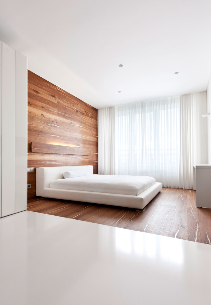 Idee per una camera matrimoniale con pavimento in legno massello medio