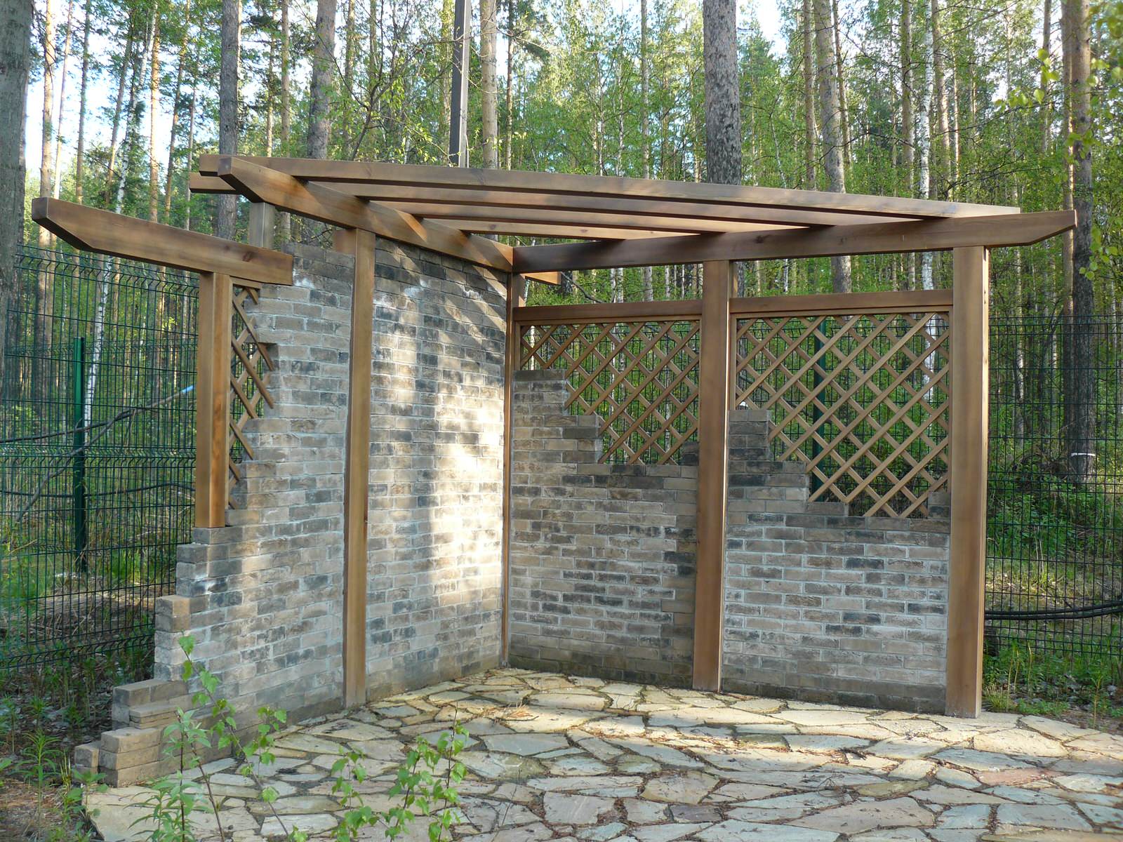 Угловая пергола для вьющихся растений