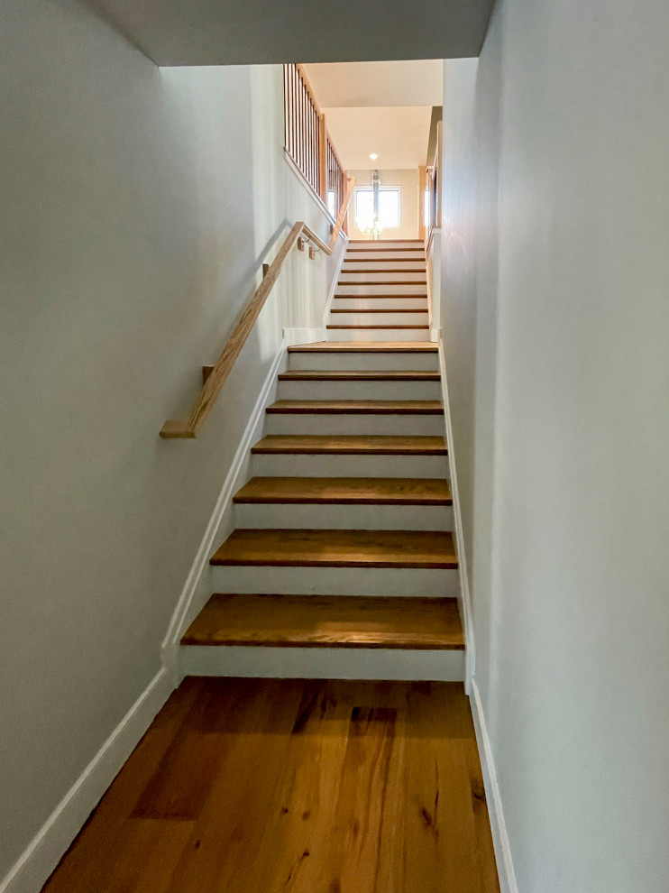 Diseño de escalera recta tradicional renovada extra grande con escalones de madera, contrahuellas de madera y barandilla de varios materiales