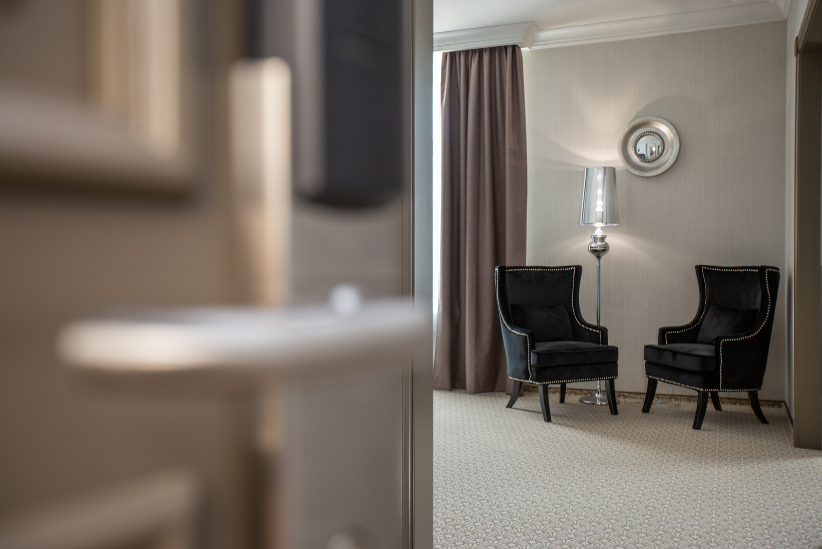 В графском парке музыка играет