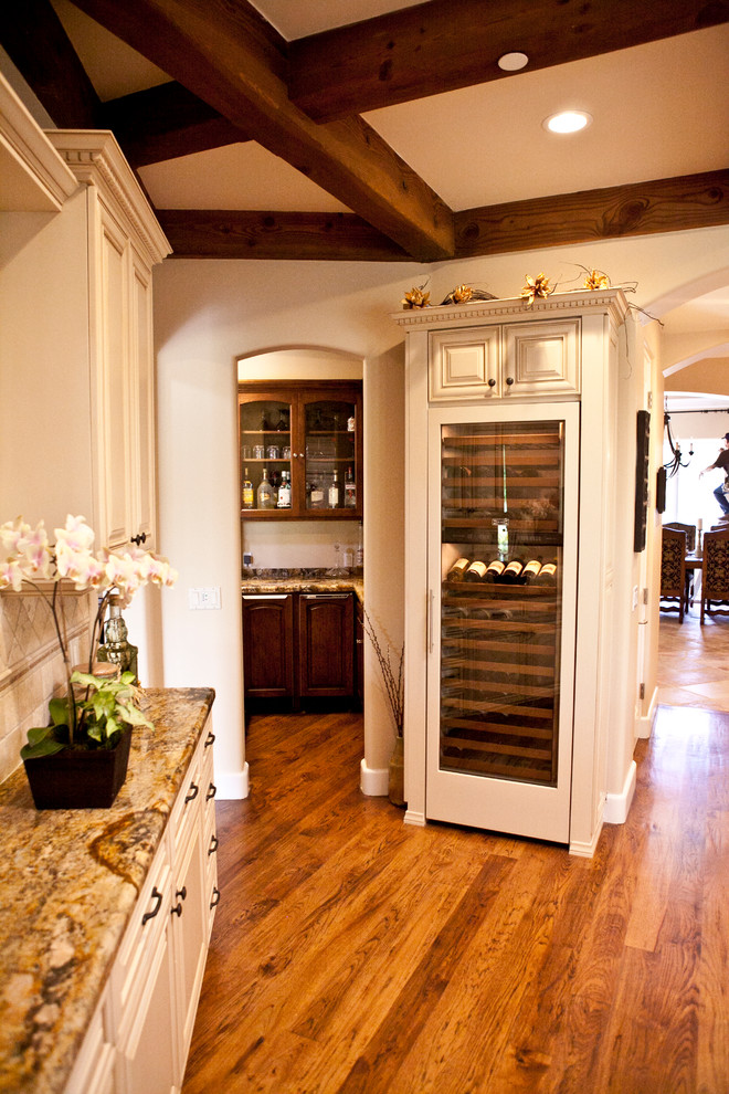 Design ideas for a traditional kitchen in San Diego.