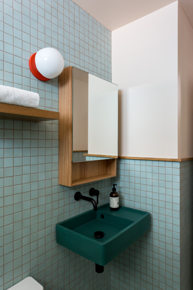 На фото: маленькая ванная комната в стиле ретро с зелеными фасадами, открытым душем, унитазом-моноблоком, синей плиткой, керамической плиткой, полом из керамической плитки, душевой кабиной, подвесной раковиной, синим полом, открытым душем, тумбой под одну раковину и подвесной тумбой для на участке и в саду