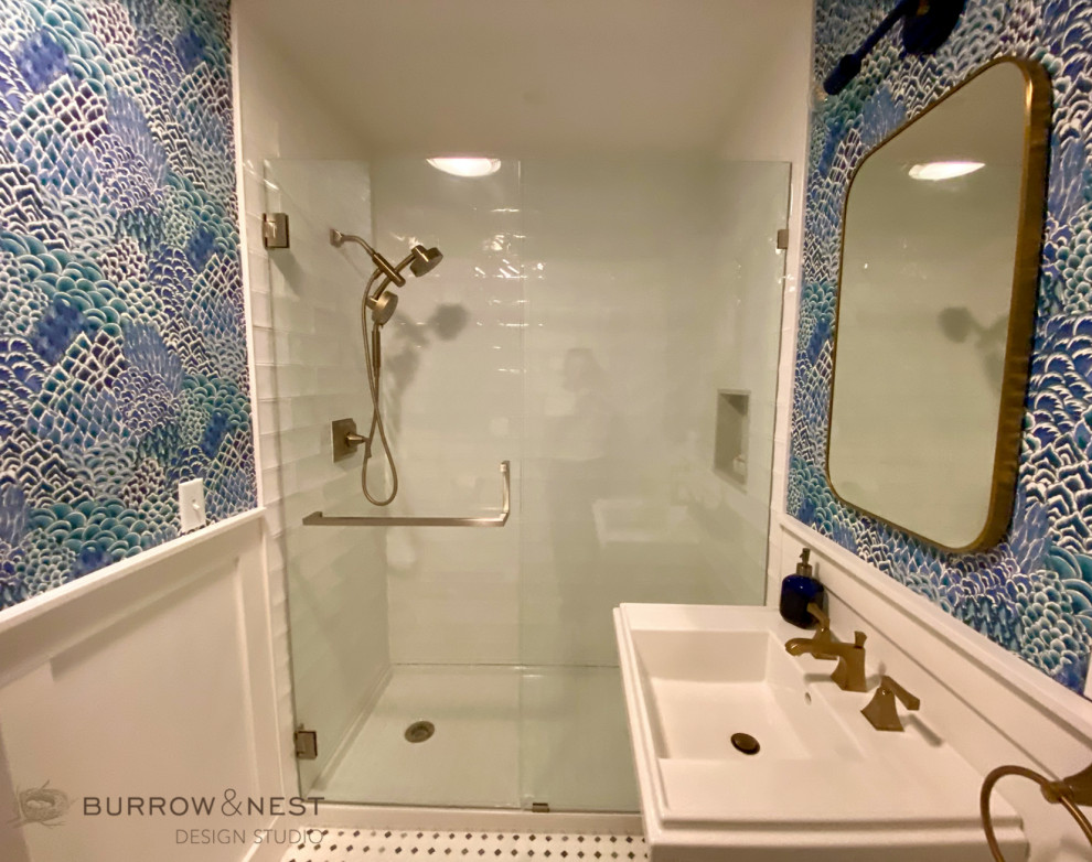 Cette image montre une salle de bain rustique avec un bidet, un carrelage blanc, des carreaux de céramique, un mur bleu, un sol en marbre, un lavabo de ferme, un sol bleu, meuble simple vasque, meuble-lavabo sur pied et boiseries.