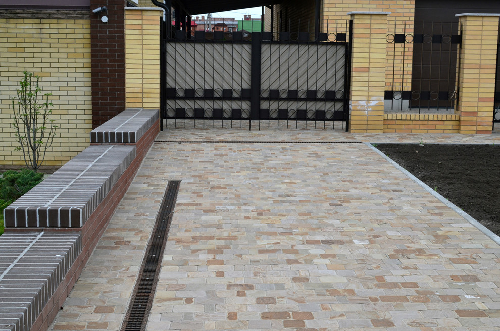 Мощение натуральным камнем песчаником во дворе