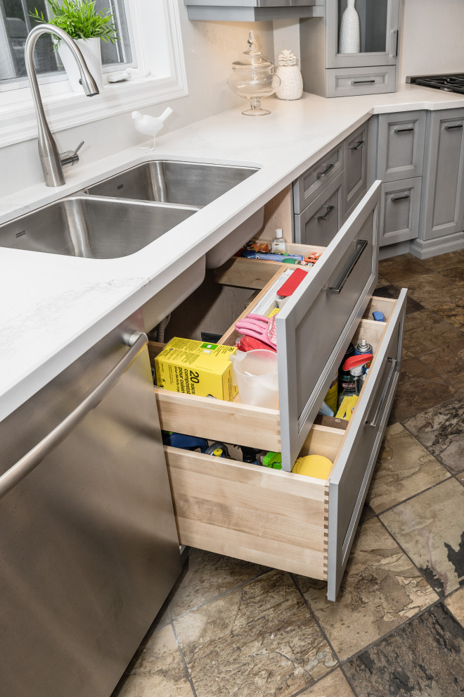 Transitional home design photo in Toronto