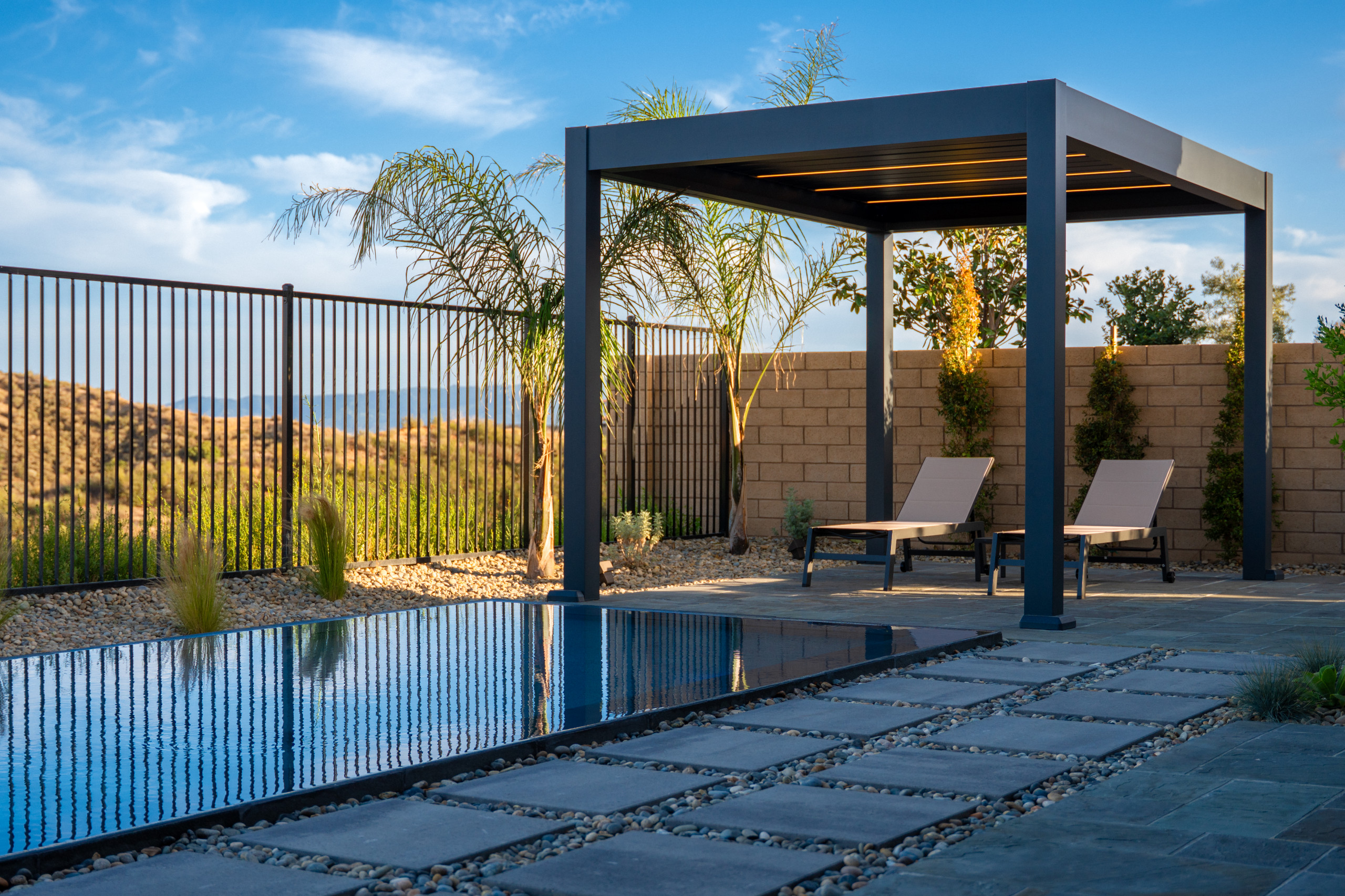 Zero-Edge Pool