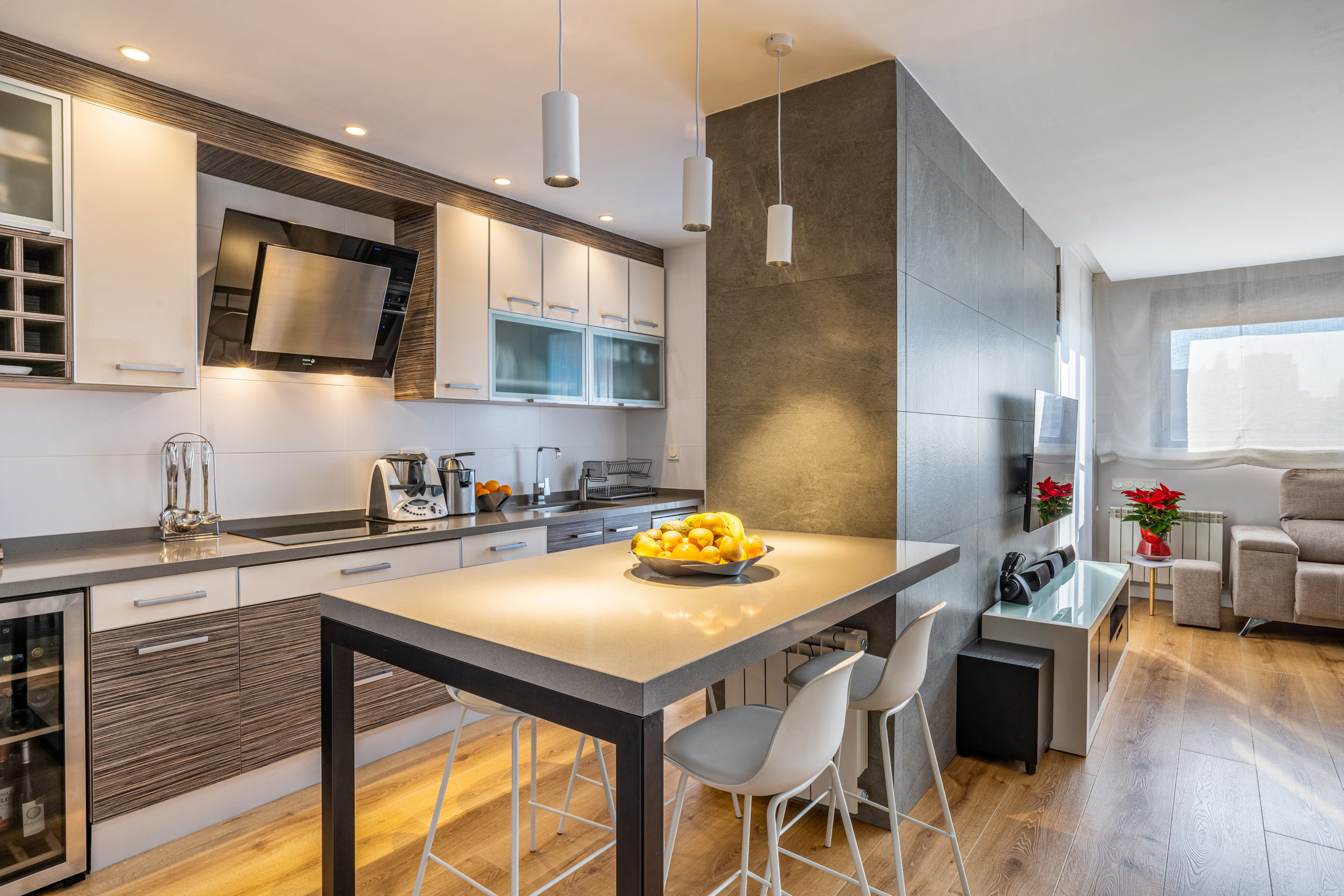 Cocina semiabierta con barra a salón - comedor