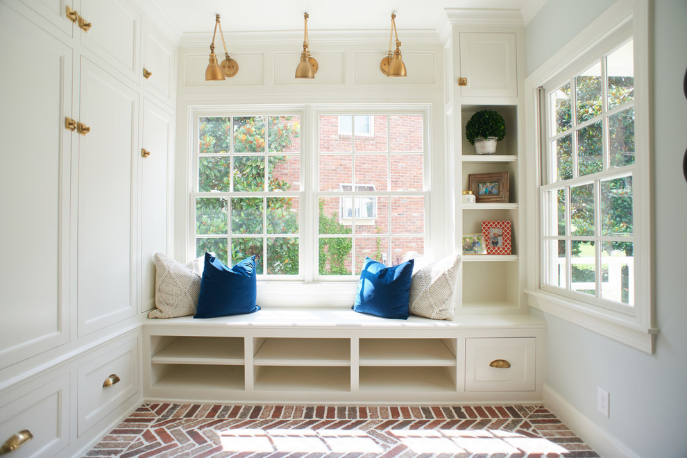 Example of a transitional entryway design in Louisville