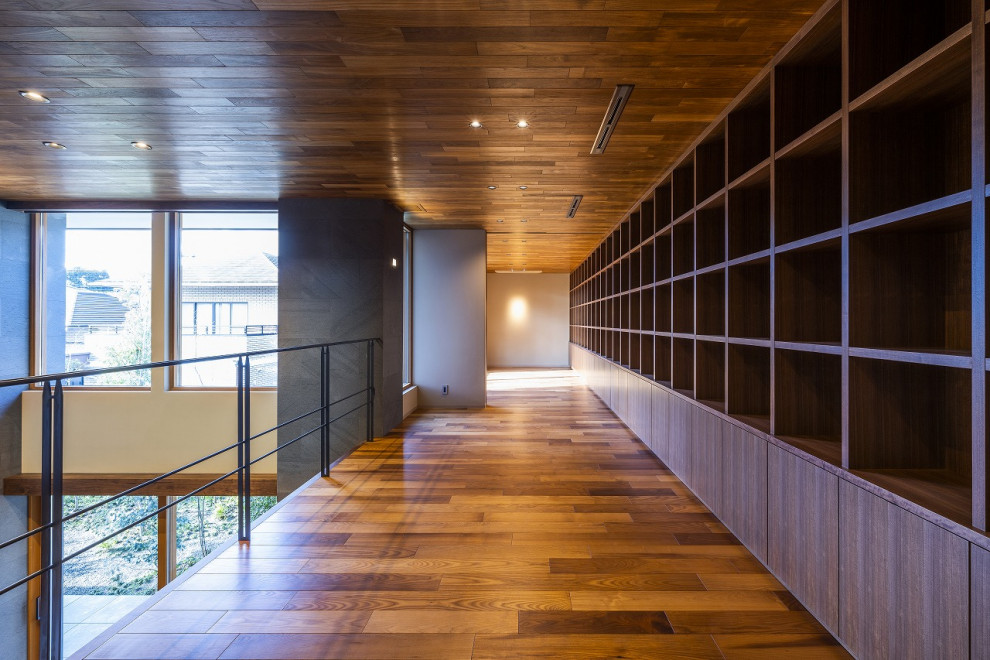 Exemple d'un très grand bureau avec un mur blanc, parquet foncé, un sol marron et un plafond en lambris de bois.