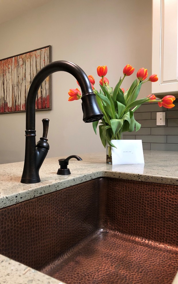Mid-sized transitional home design photo