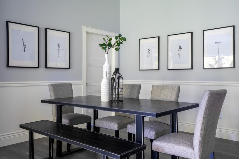 Ispirazione per una sala da pranzo aperta verso il soggiorno american style di medie dimensioni con pareti grigie, pavimento in laminato e pavimento grigio