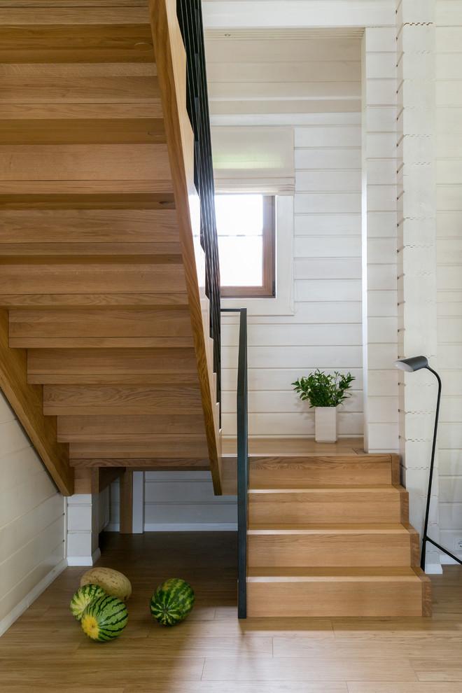 Пример оригинального дизайна: лестница среднего размера в скандинавском стиле