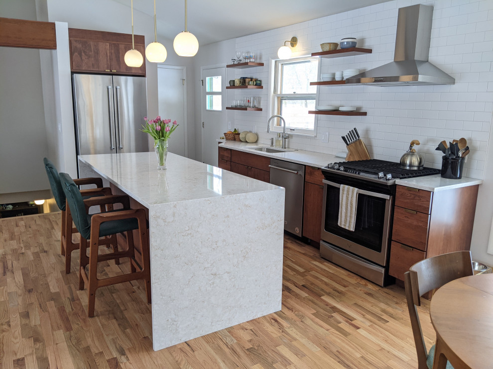 Foto di una cucina minimalista di medie dimensioni con ante in legno scuro