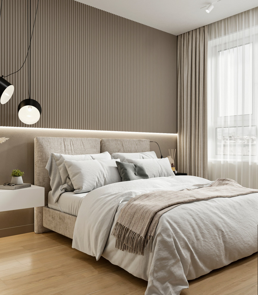 Пример оригинального дизайна: хозяйская спальня среднего размера с бежевыми стенами, полом из ламината, бежевым полом, панелями на стенах и акцентной стеной без камина