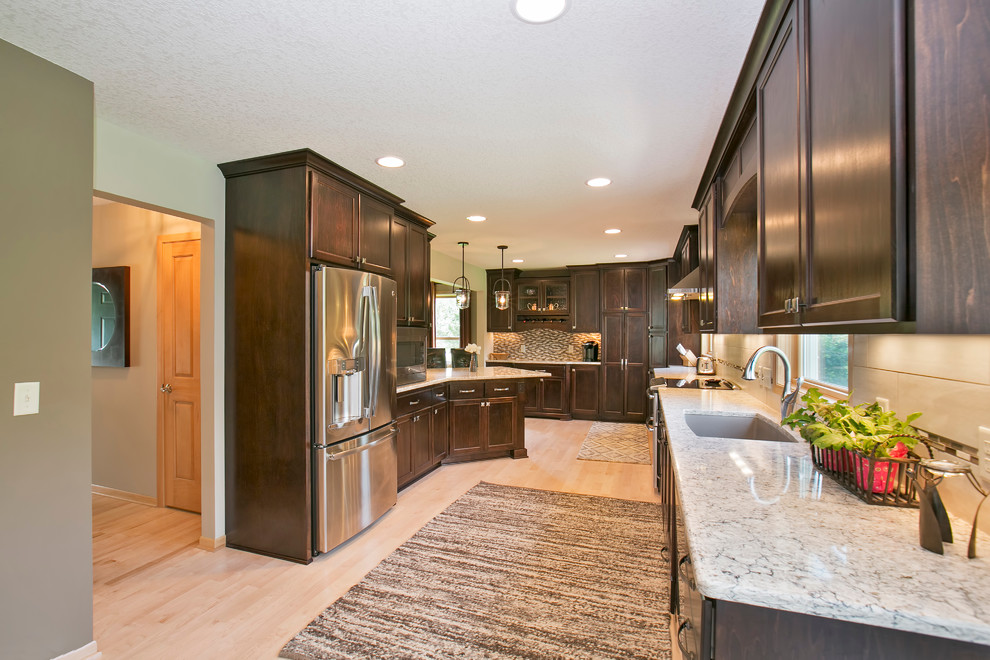 Example of a transitional home design design in Minneapolis